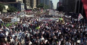 22mai2012---manifestantes-fazem-ato-pelo-impeachment-do-entao-presidente-fernando-collor-de-mello-na-avenida-paulista-em-sao-paulo-em-setembro-de-1992-1337700448104_956x500