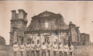 Grupo de soldados diante da ruína de São Miguel