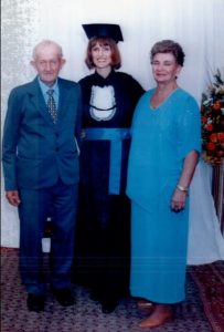 Leo e Maria, com a filha Terezinha, formanda em Letras. 
