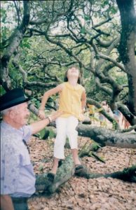 Vovô com neta Simone num dos maiores pés de caju do mundo. 